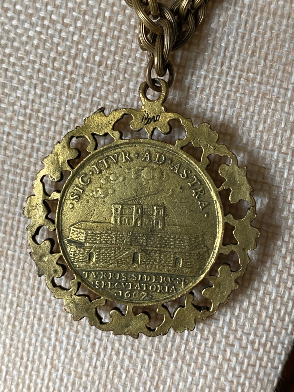 VTG Coro Gold-Tone Rope Chain Medallion Pendant Necklace - Picture 5 of 9